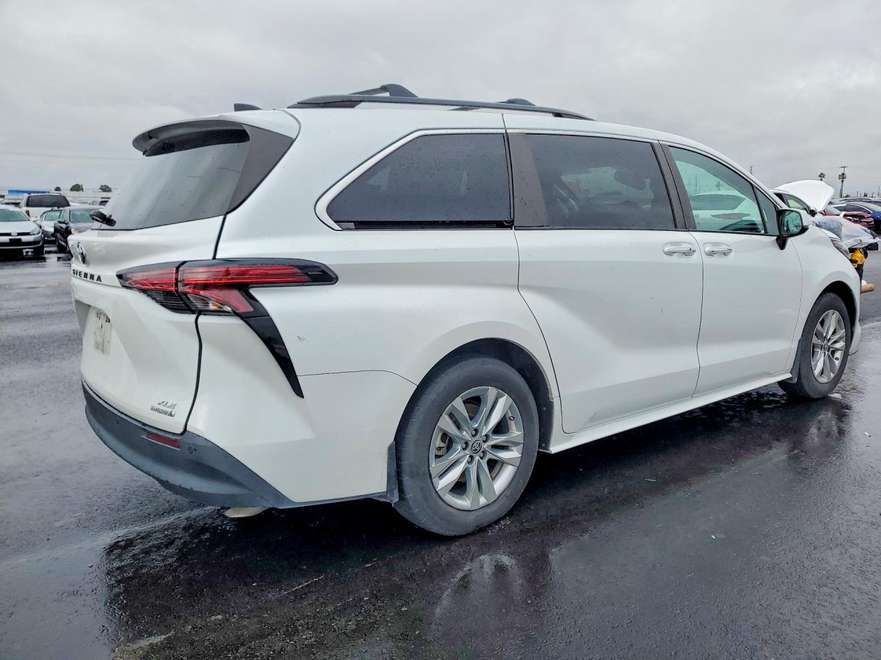 2022 TOYOTA SIENNA XLE photo 3