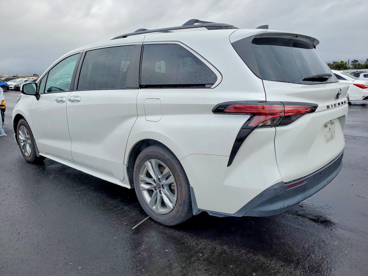 2022 TOYOTA SIENNA XLE photo 2