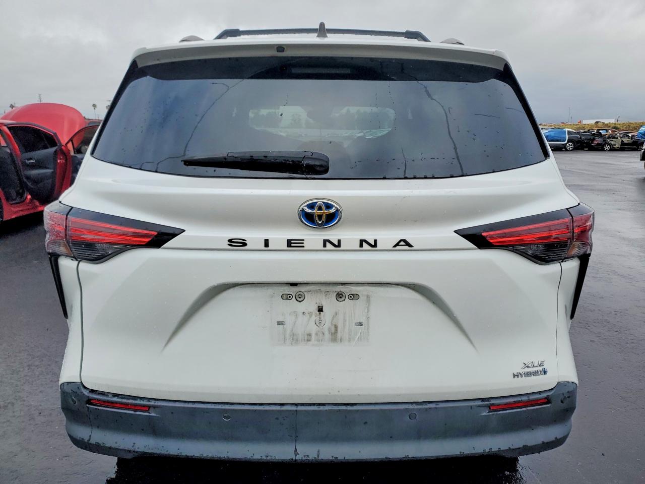 2022 TOYOTA SIENNA XLE photo 6