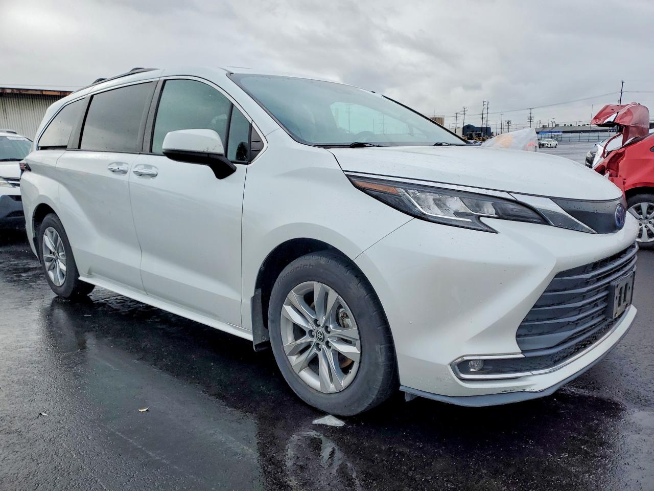 2022 TOYOTA SIENNA XLE photo 4