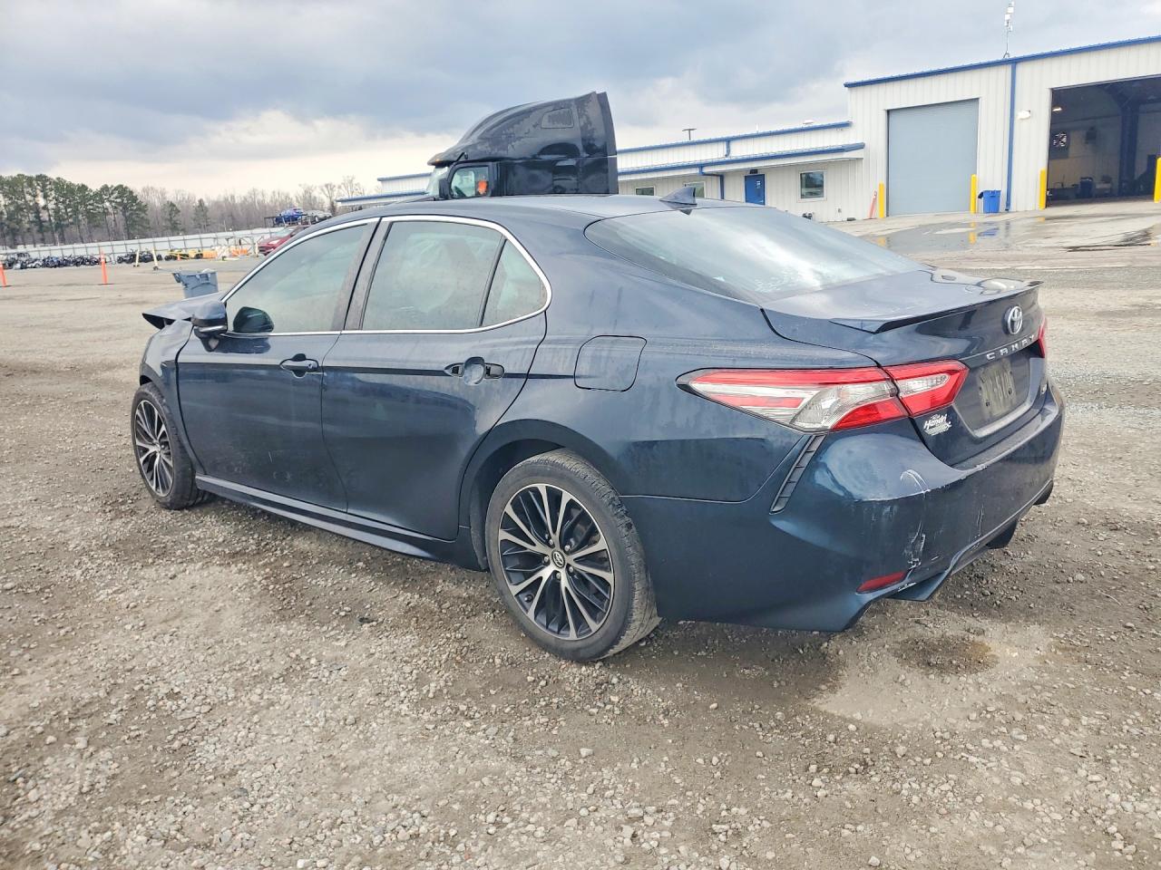 2019 TOYOTA CAMRY L photo 2