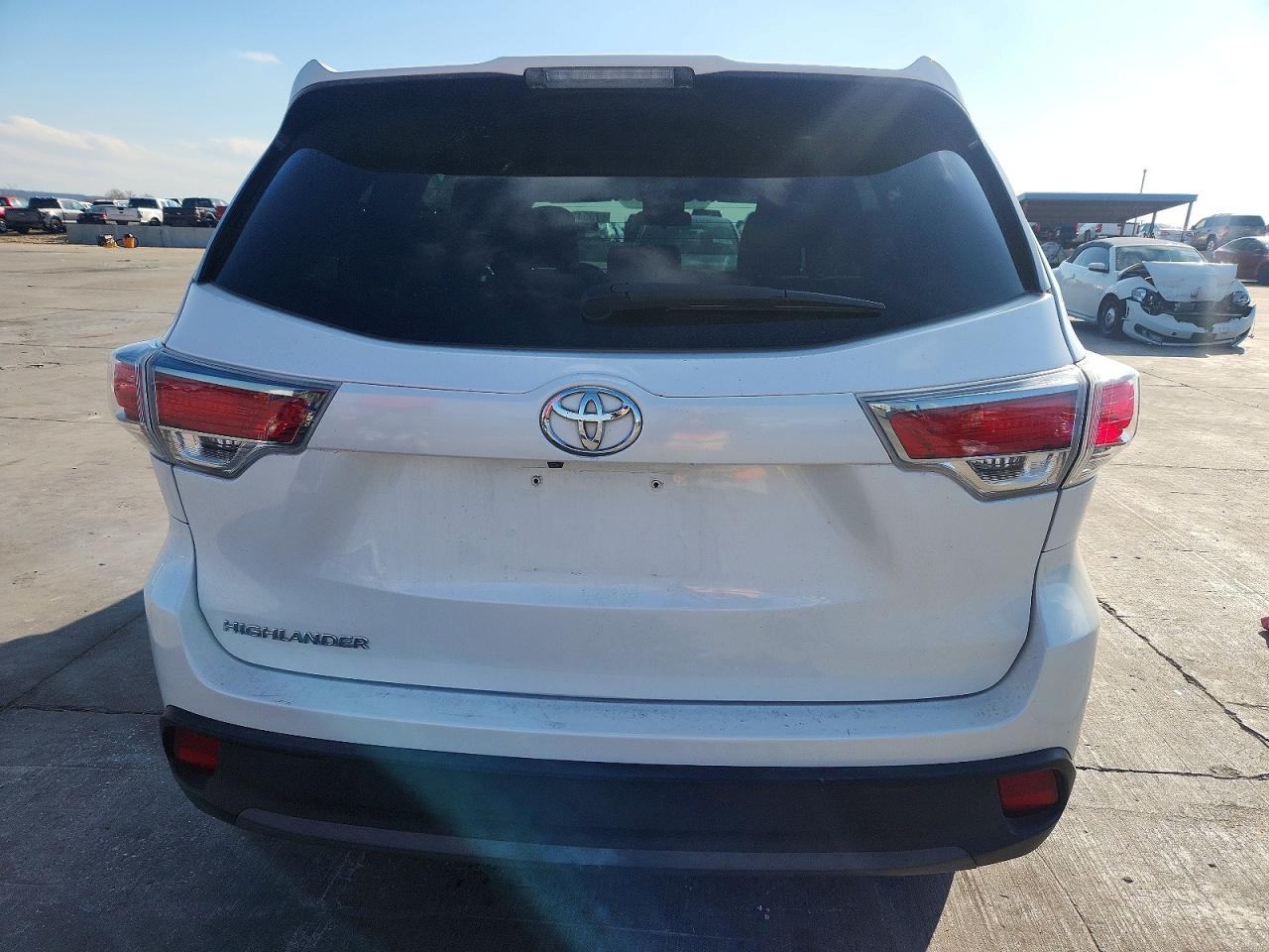 2016 TOYOTA HIGHLANDER LE photo 11
