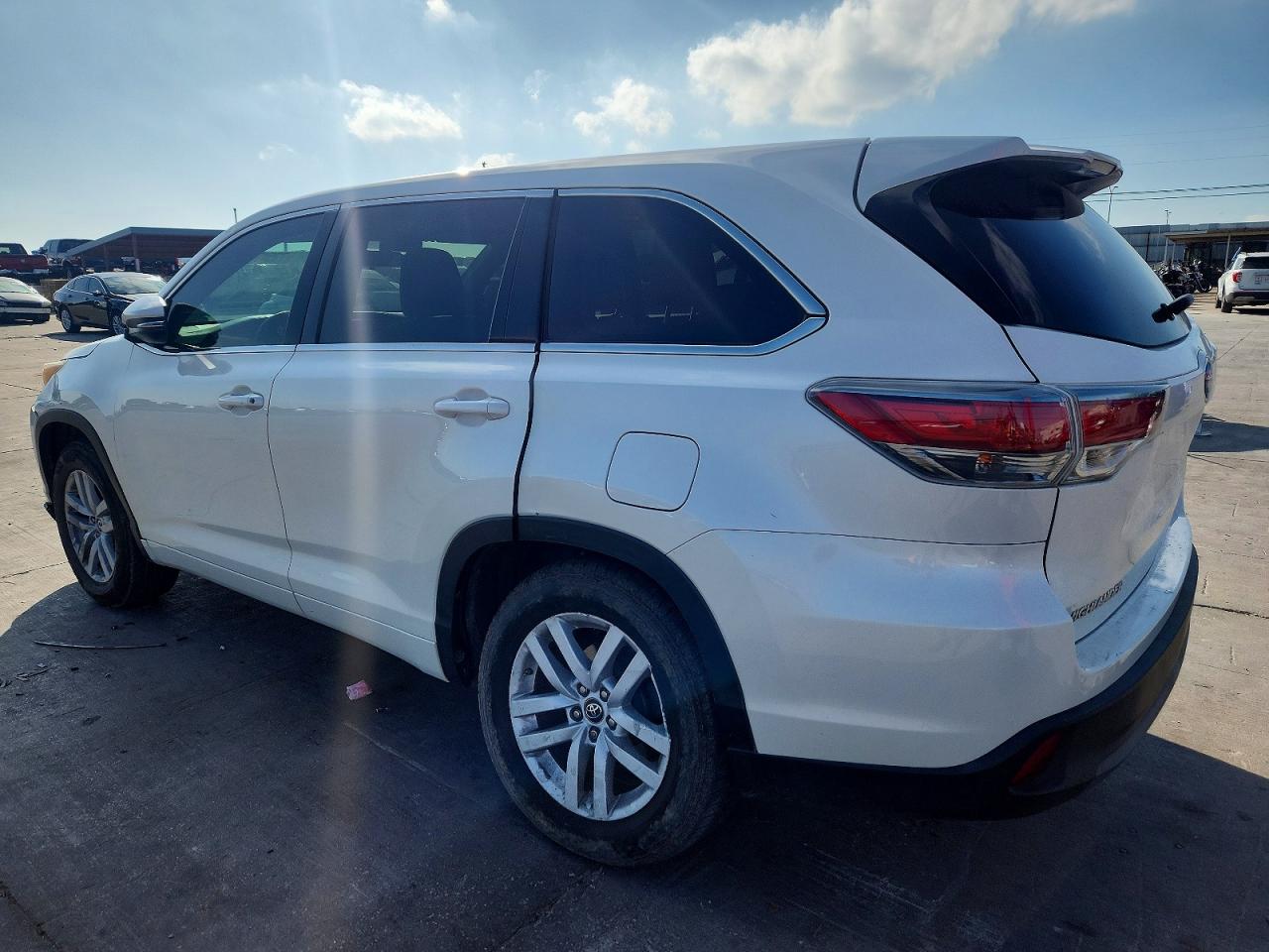 2016 TOYOTA HIGHLANDER LE photo 3