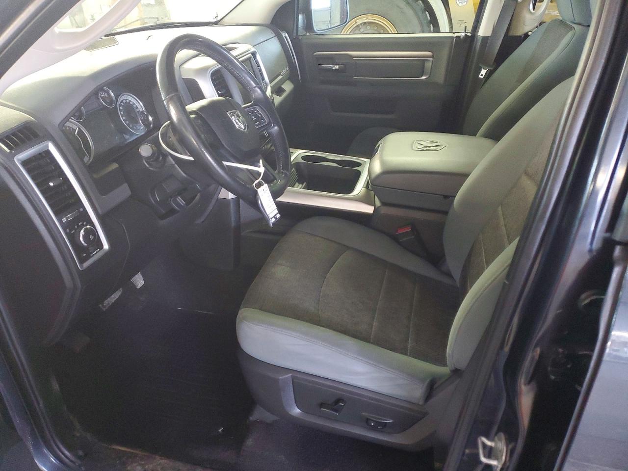 2016 RAM 1500 SLT photo 13