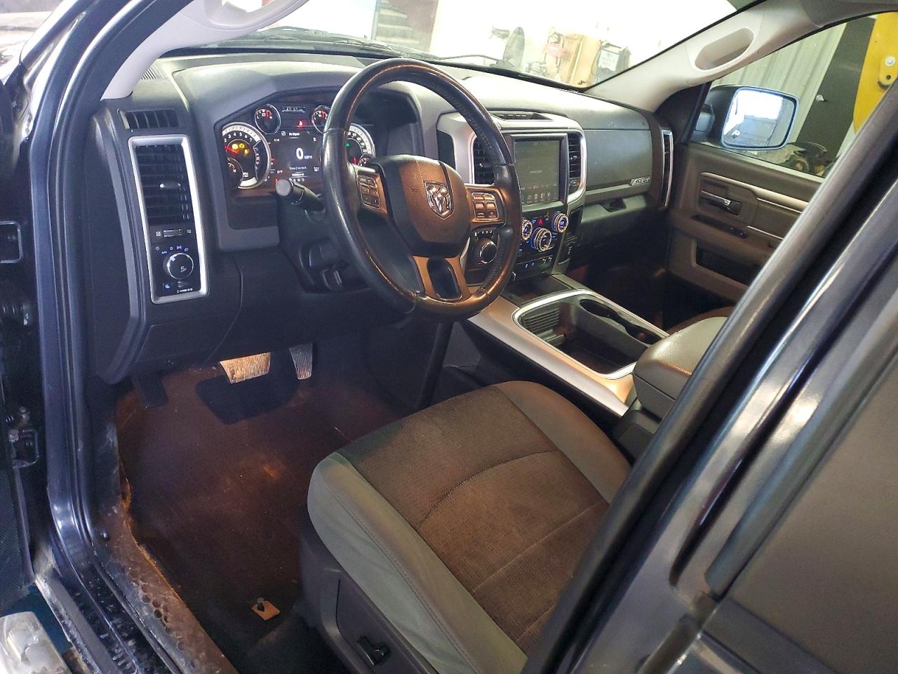2016 RAM 1500 SLT photo 15