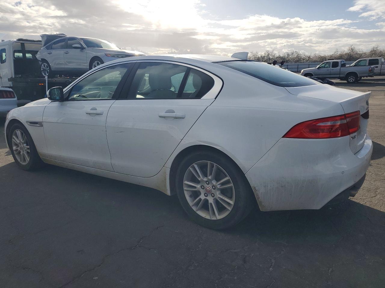 2017 JAGUAR XE PREMIUM photo 2