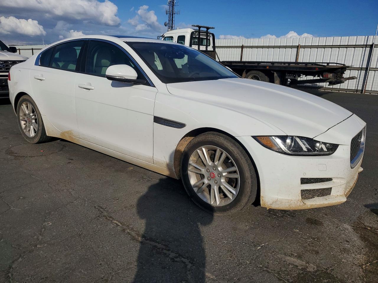2017 JAGUAR XE PREMIUM photo 4