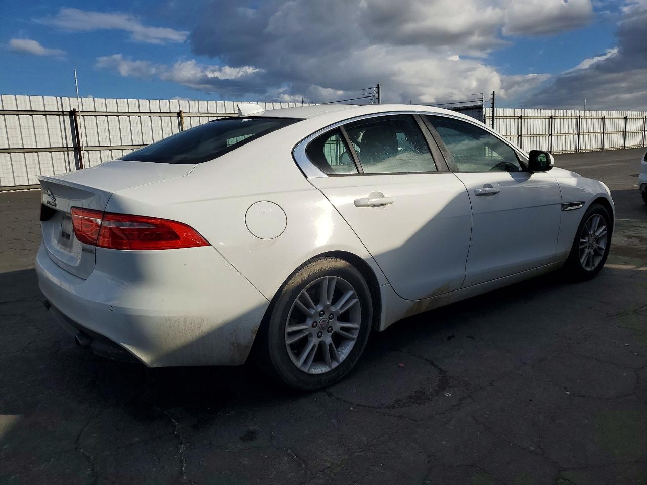 2017 JAGUAR XE PREMIUM photo 3