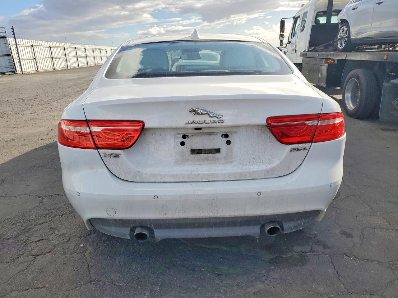 2017 JAGUAR XE PREMIUM photo 6
