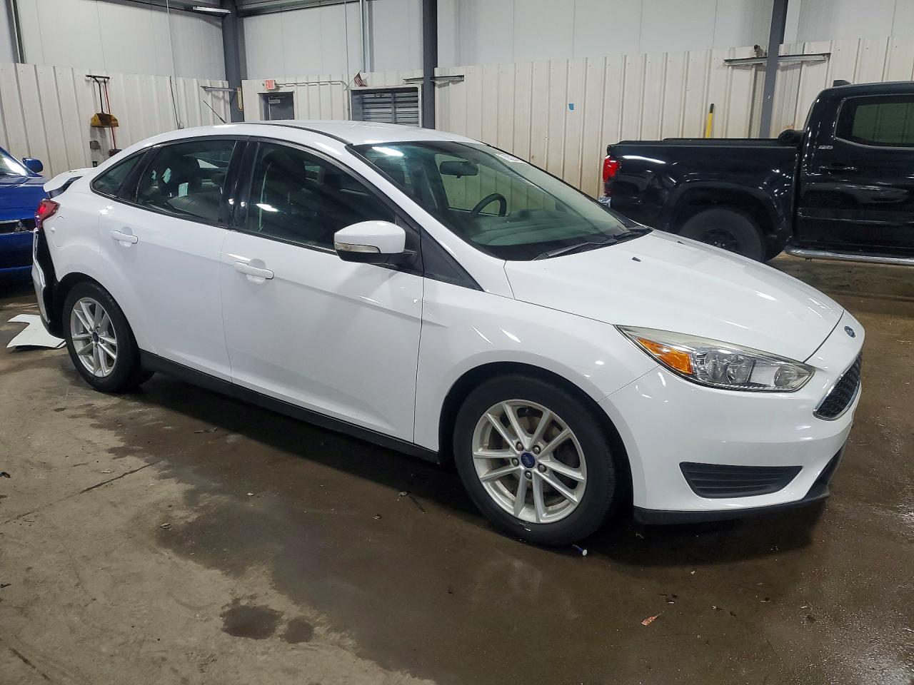 2017 FORD FOCUS SE photo 4