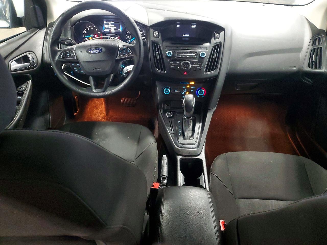 2017 FORD FOCUS SE photo 8