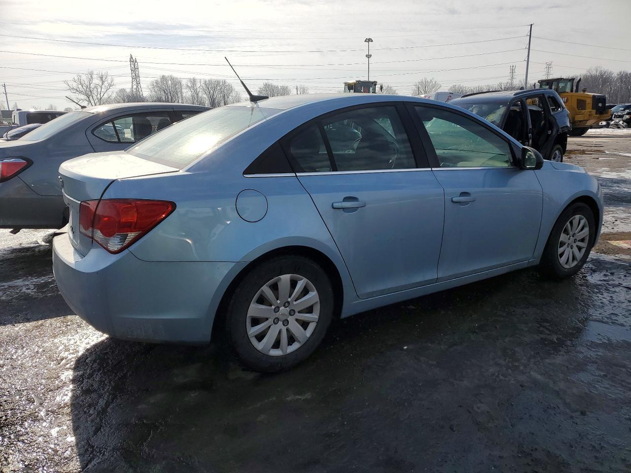 2011 CHEVROLET CRUZE photo 3