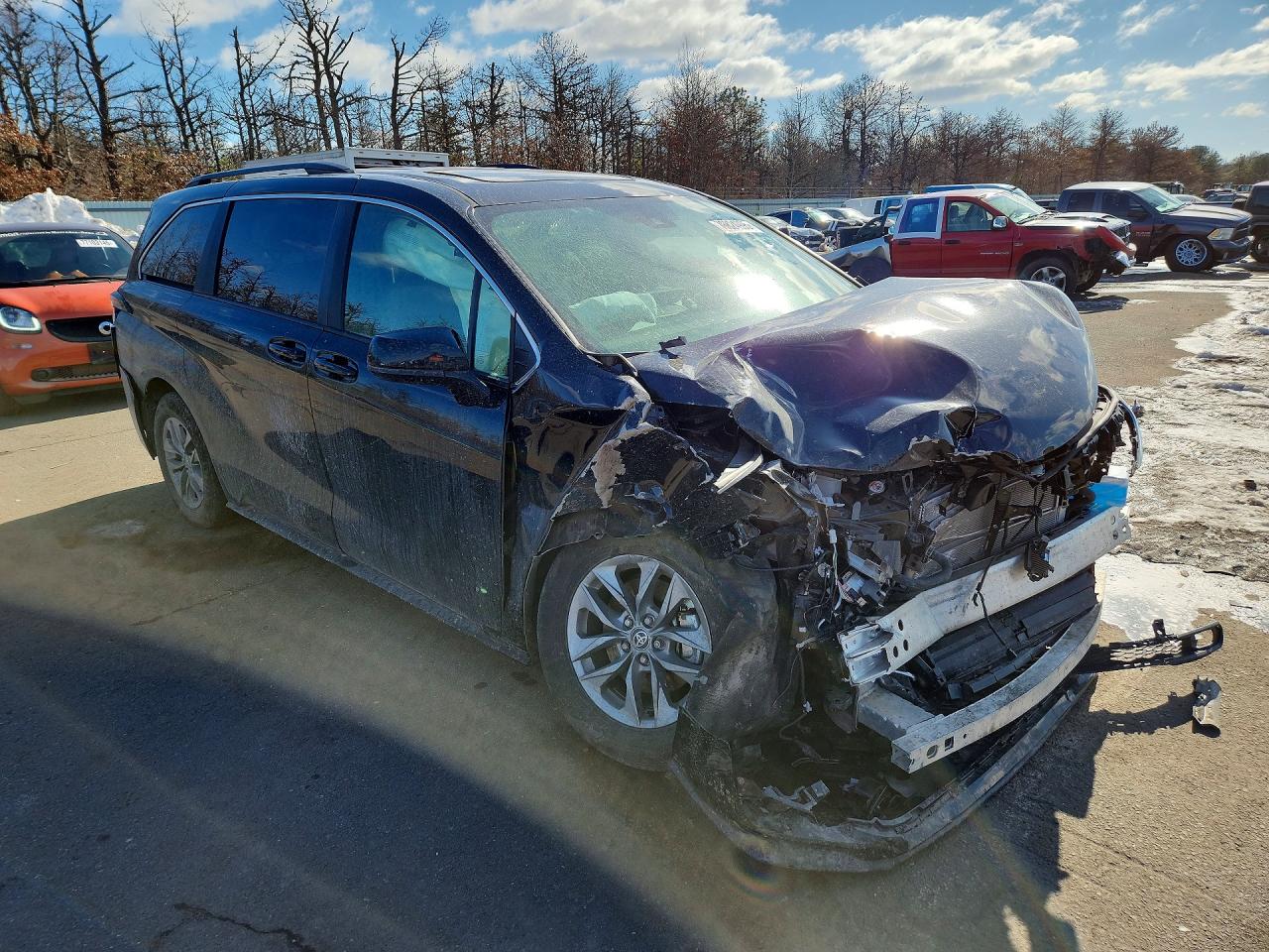 2025 TOYOTA SIENNA LE 8-PASSENGER photo 4