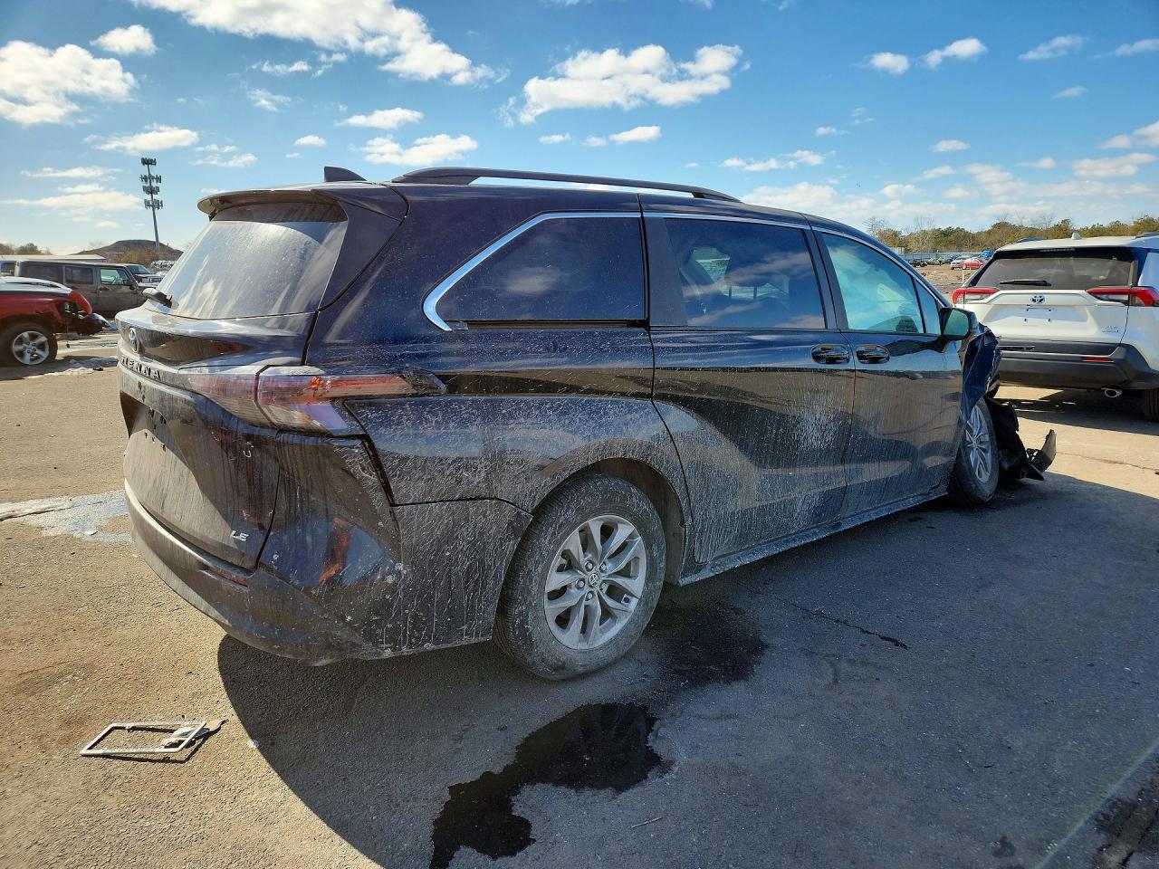 2025 TOYOTA SIENNA LE 8-PASSENGER photo 3
