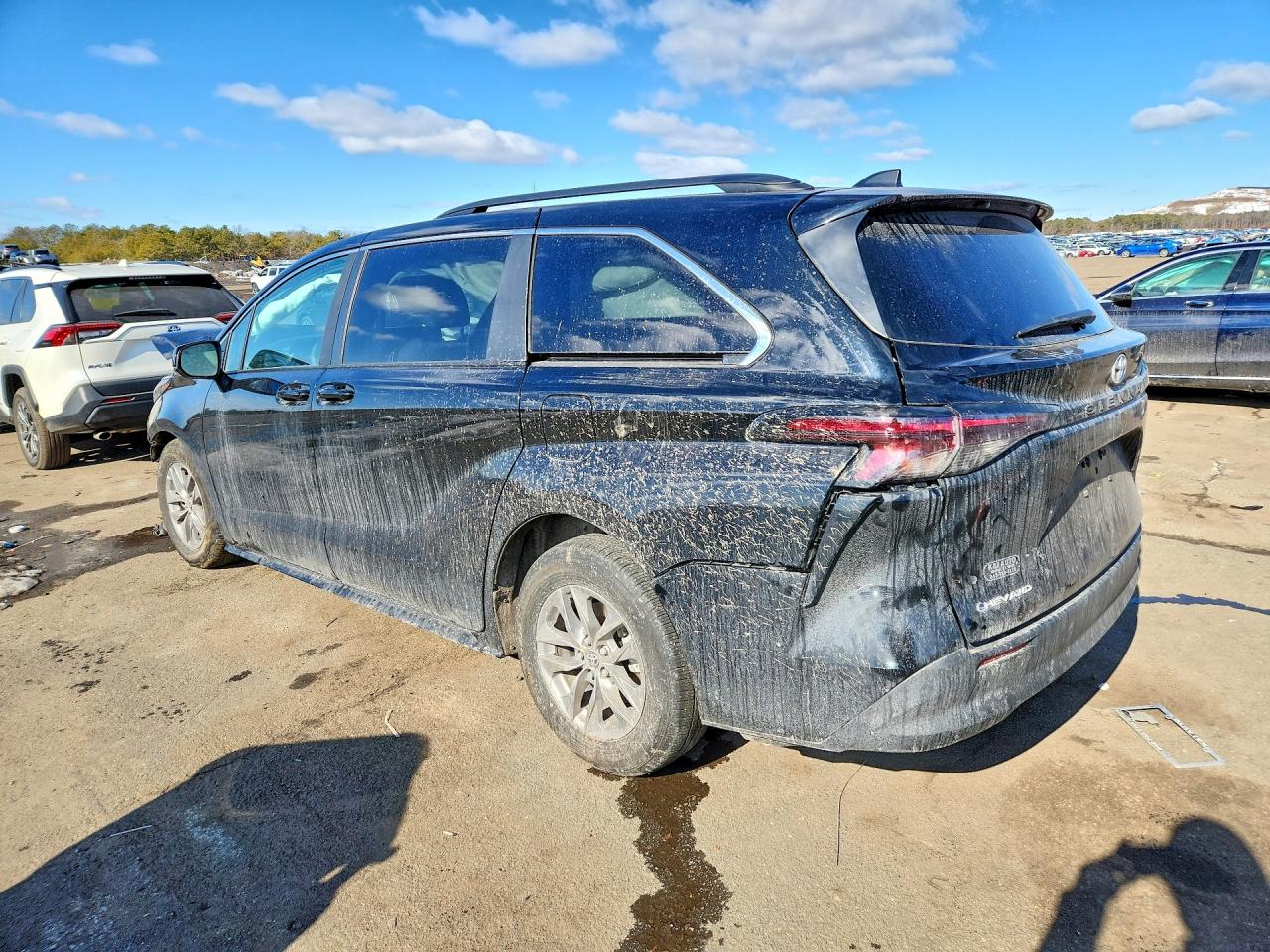 2025 TOYOTA SIENNA LE 8-PASSENGER photo 2
