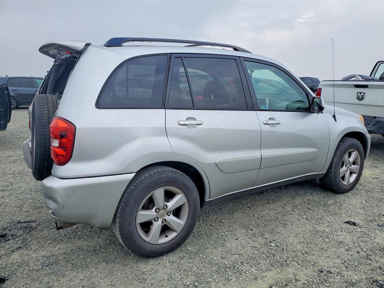 2004 TOYOTA RAV4 photo 3