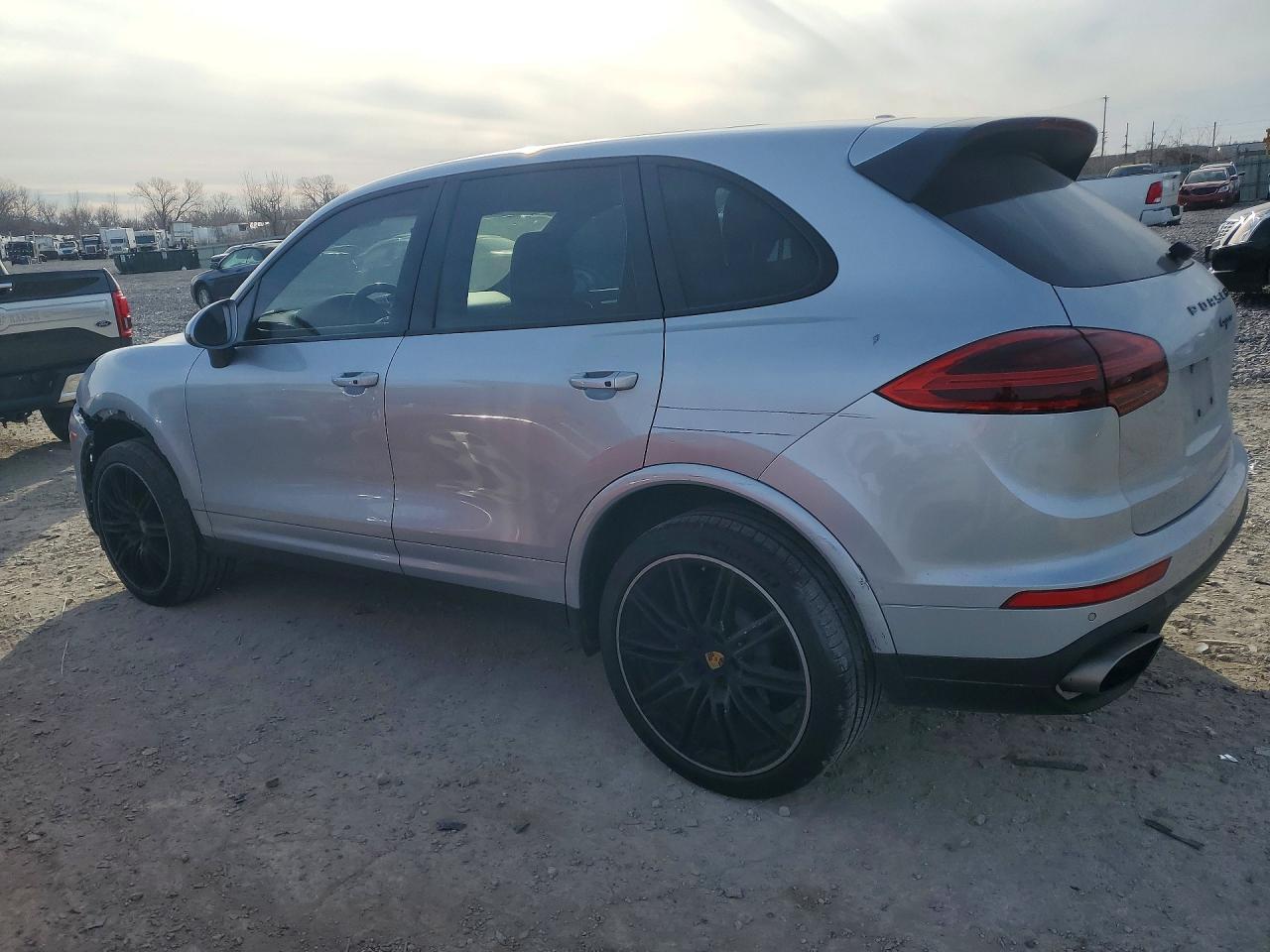 2018 PORSCHE CAYENNE photo 2