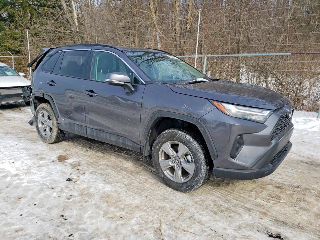 2025 TOYOTA RAV4 XLE photo 4