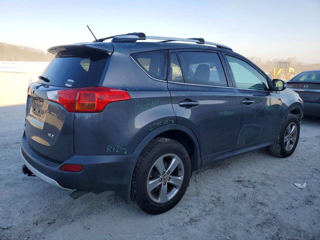 2015 TOYOTA RAV4 XLE photo 3