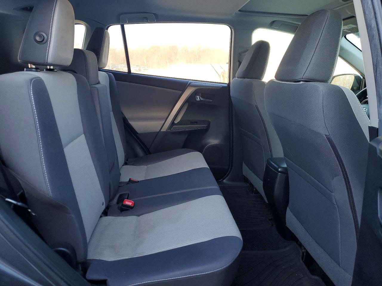 2015 TOYOTA RAV4 XLE photo 10
