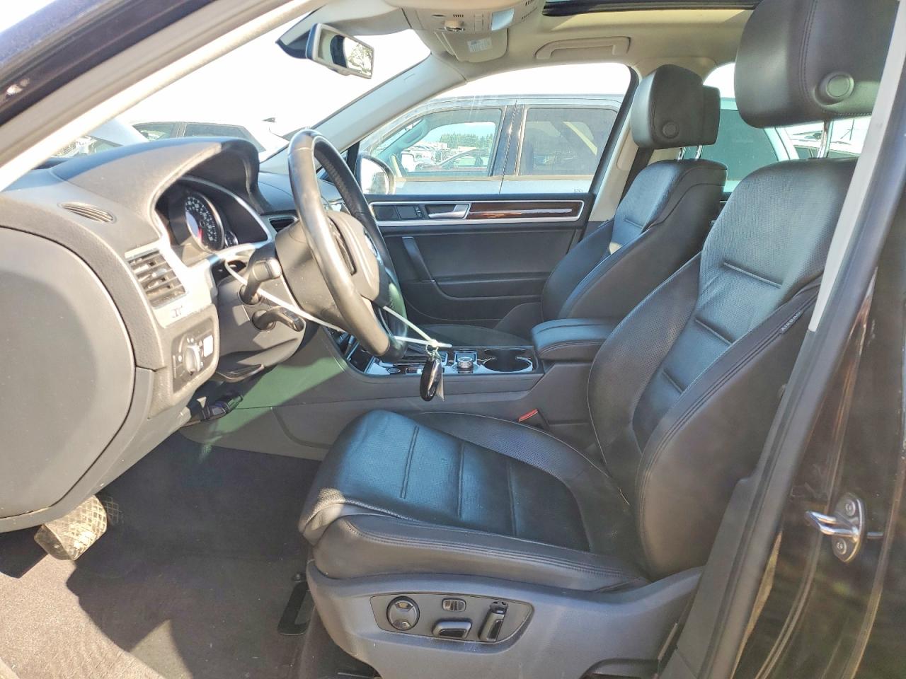 2016 VOLKSWAGEN TOUAREG TDI photo 13