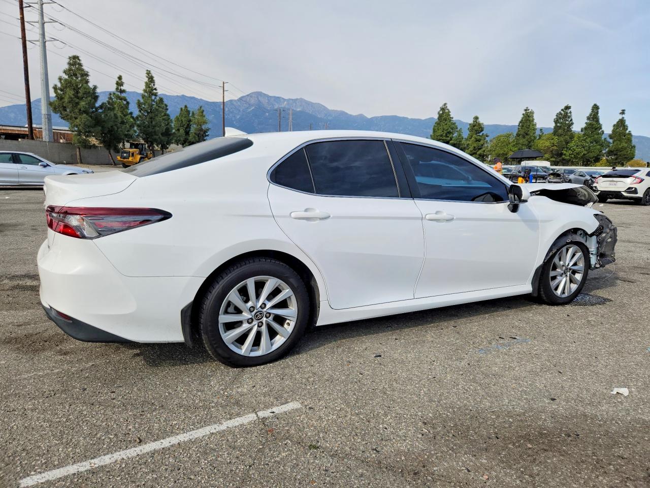 2022 TOYOTA CAMRY LE photo 3