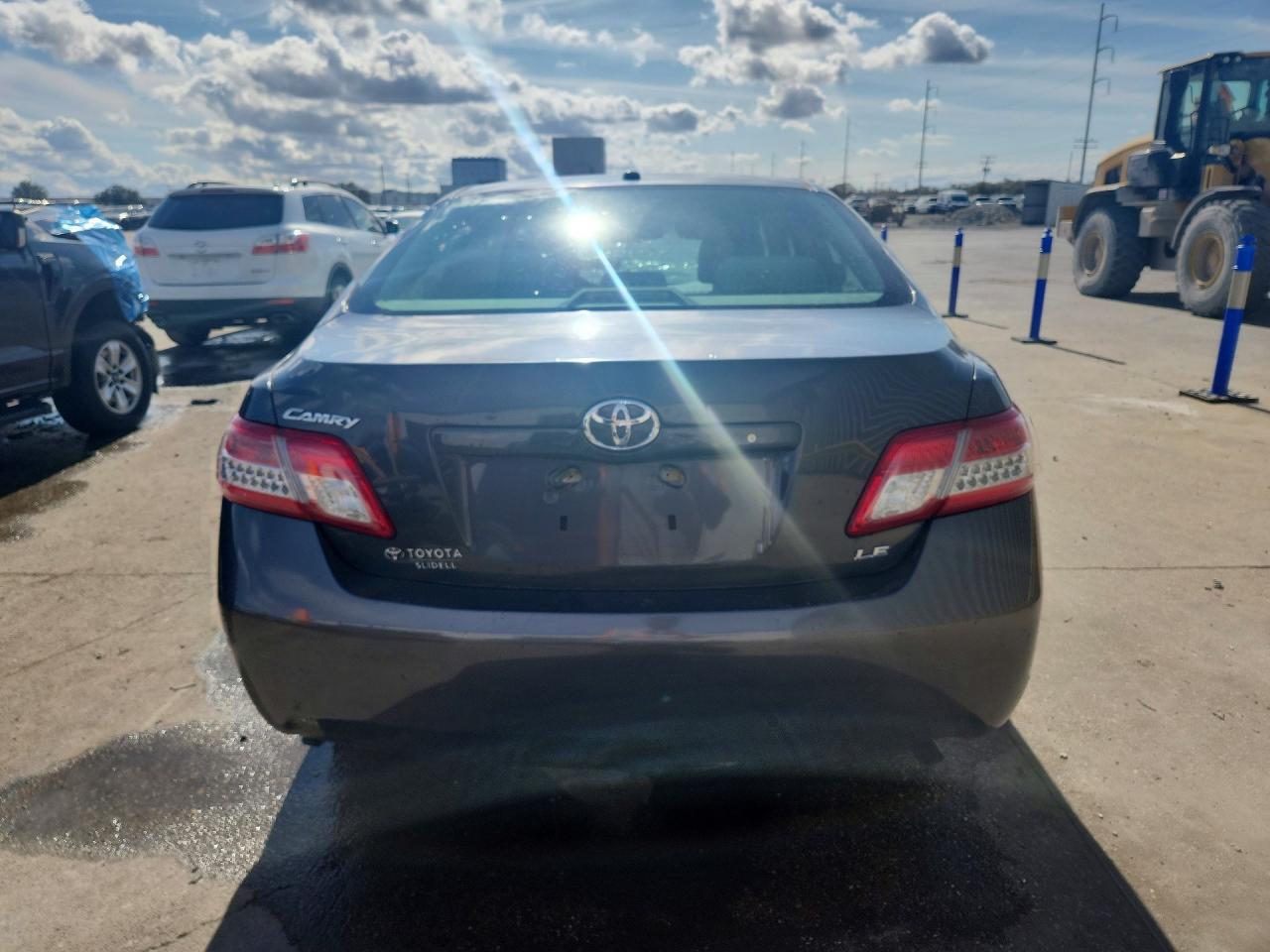 2011 TOYOTA CAMRY LE photo 11