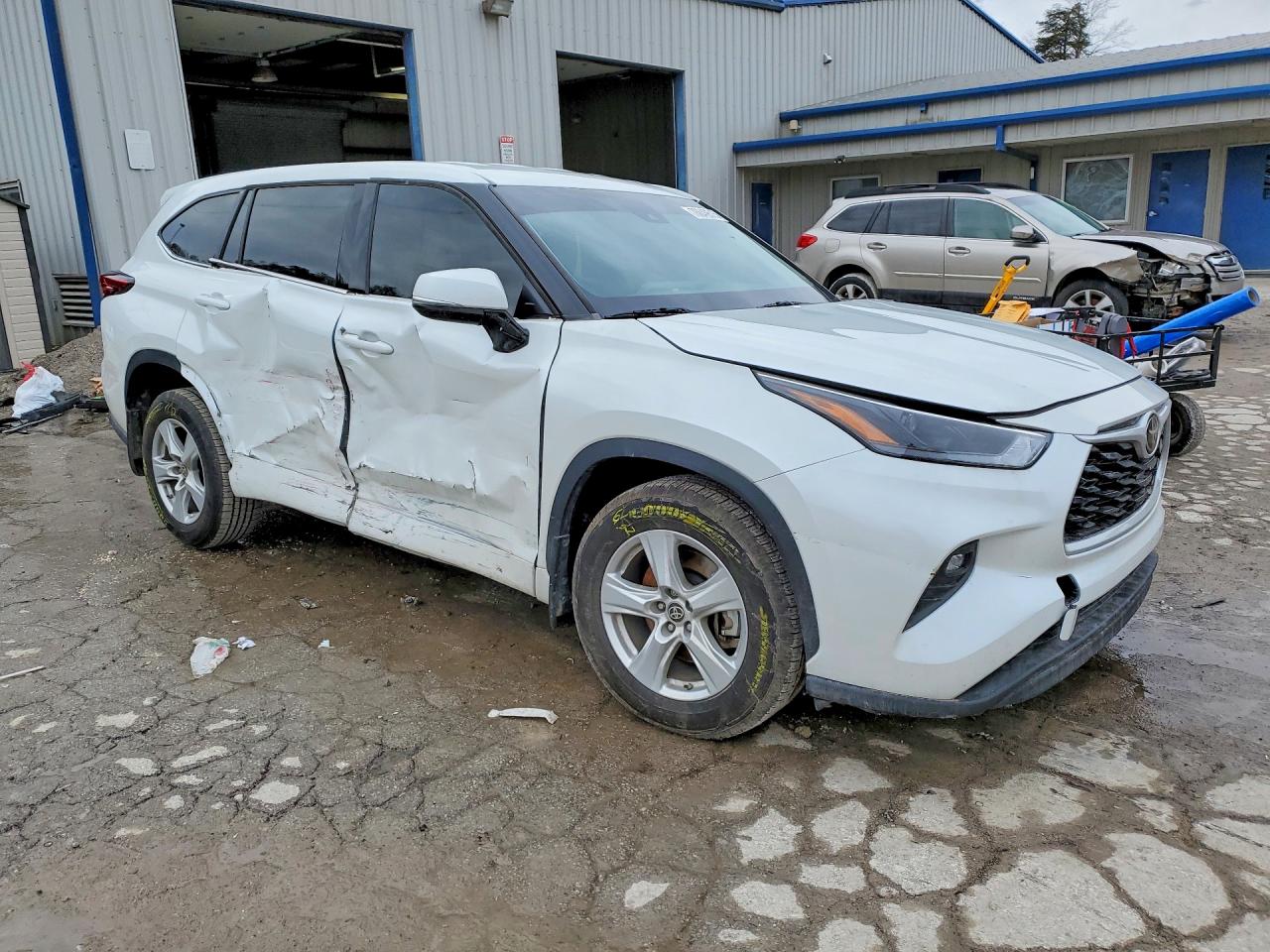 2022 TOYOTA HIGHLANDER LE photo 4