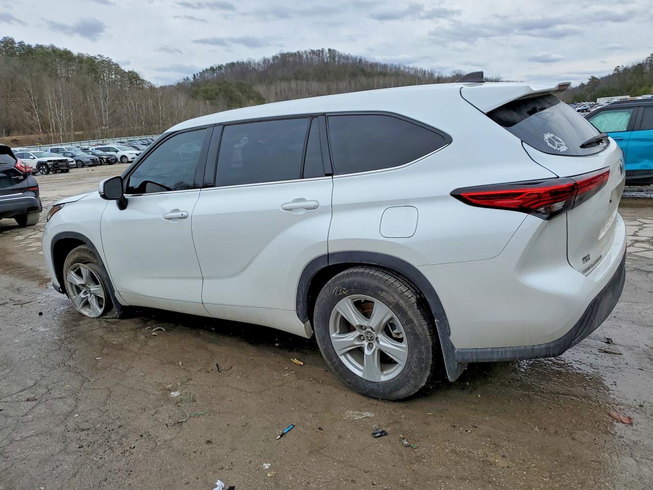 2022 TOYOTA HIGHLANDER LE photo 2