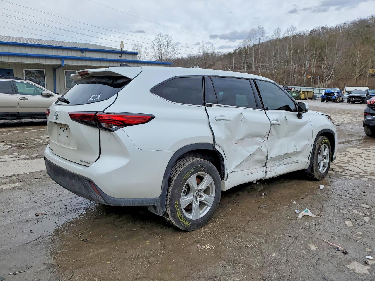 2022 TOYOTA HIGHLANDER LE photo 3
