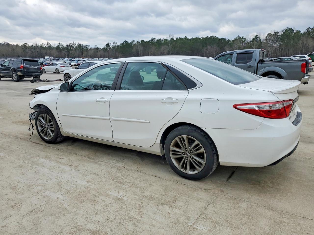 2015 TOYOTA CAMRY LE photo 2