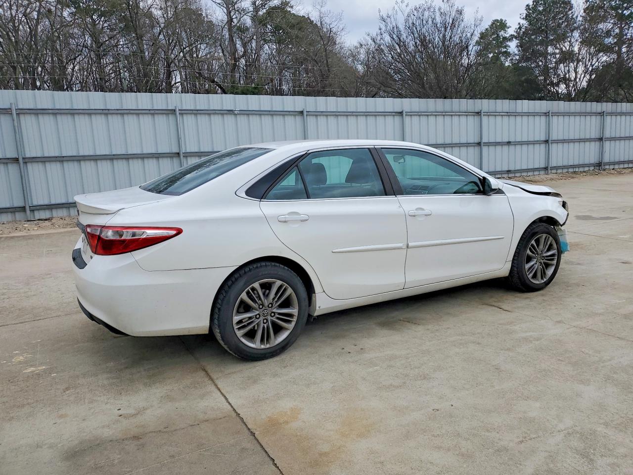 2015 TOYOTA CAMRY LE photo 3