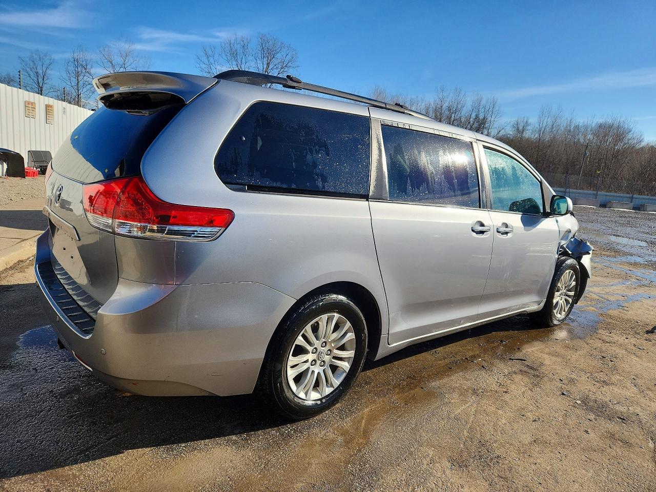 2013 TOYOTA SIENNA XLE 8-PASSENGER photo 5