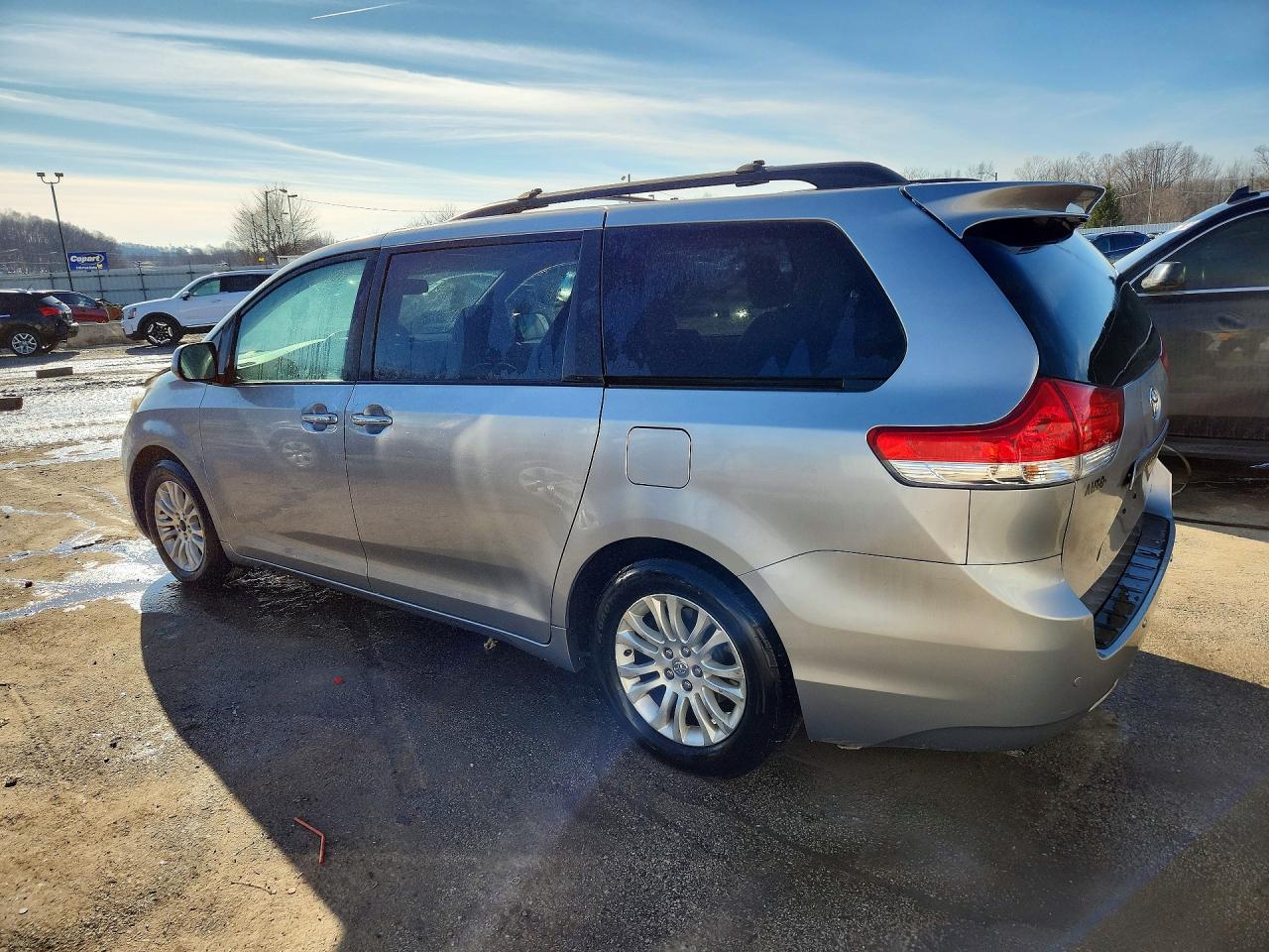 2013 TOYOTA SIENNA XLE 8-PASSENGER photo 3