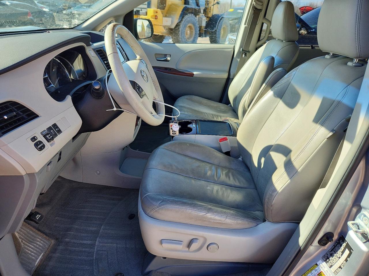 2013 TOYOTA SIENNA XLE 8-PASSENGER photo 13