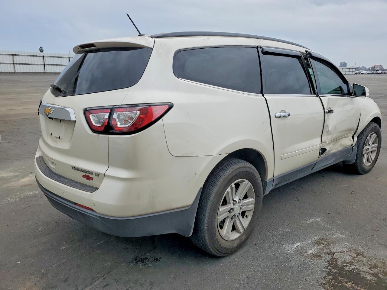 2014 CHEVROLET TRAVERSE LT photo 3