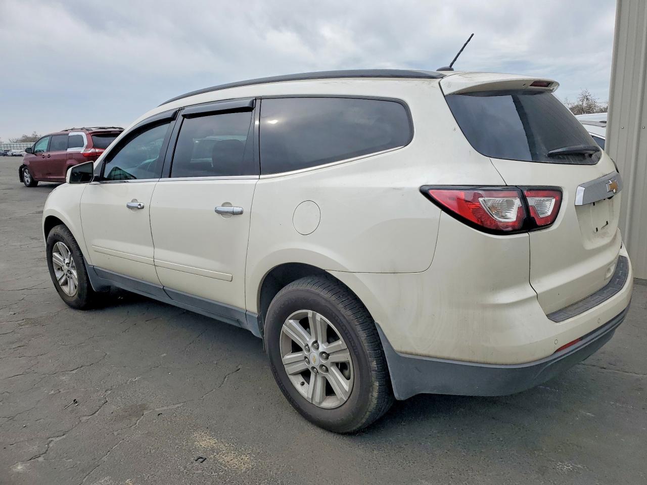 2014 CHEVROLET TRAVERSE LT photo 2