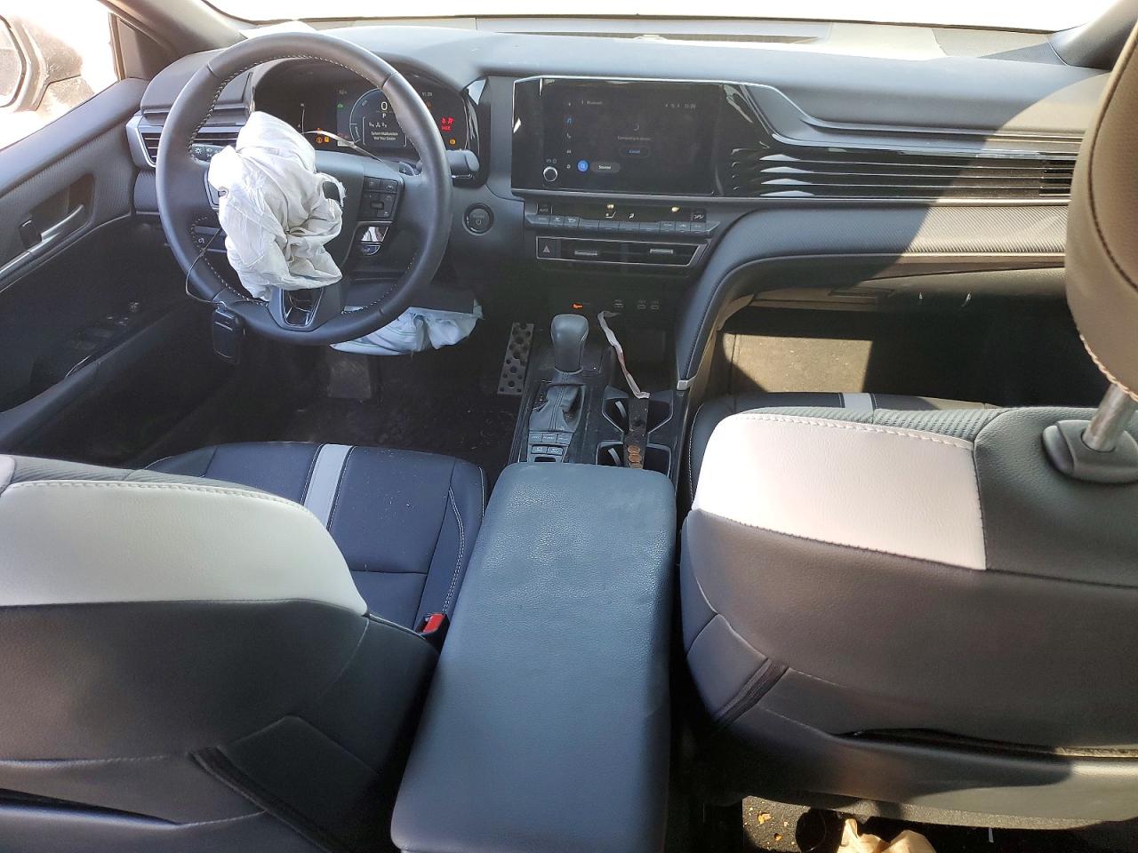 2025 TOYOTA CAMRY SE photo 15