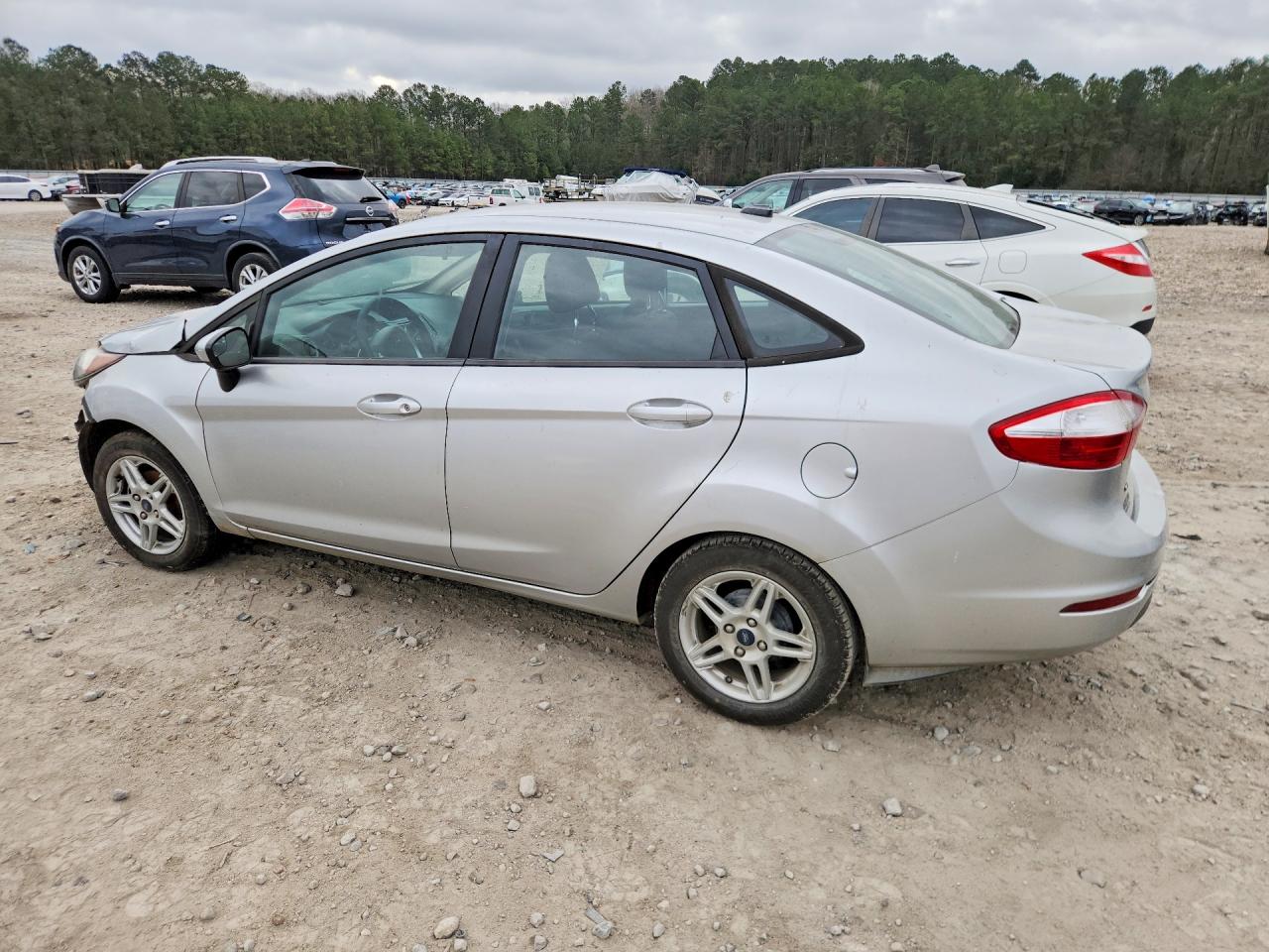 2018 FORD FIESTA SE photo 2