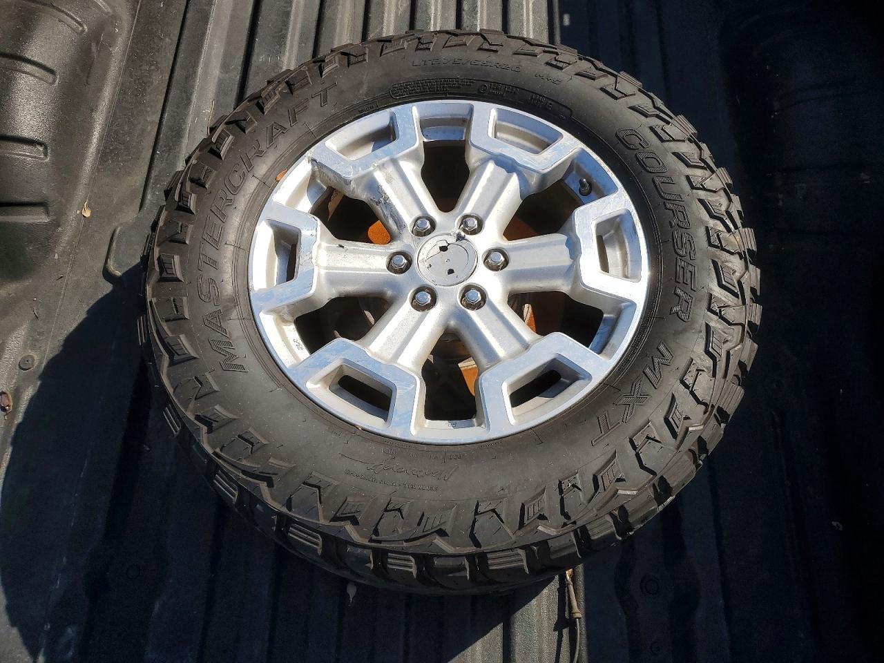 2017 NISSAN TITAN XD SV photo 34