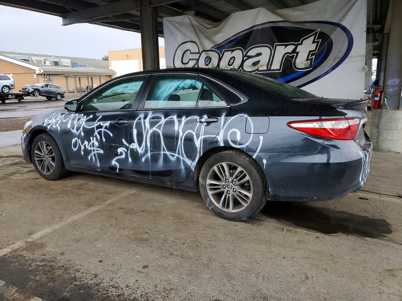 2015 TOYOTA CAMRY LE photo 2