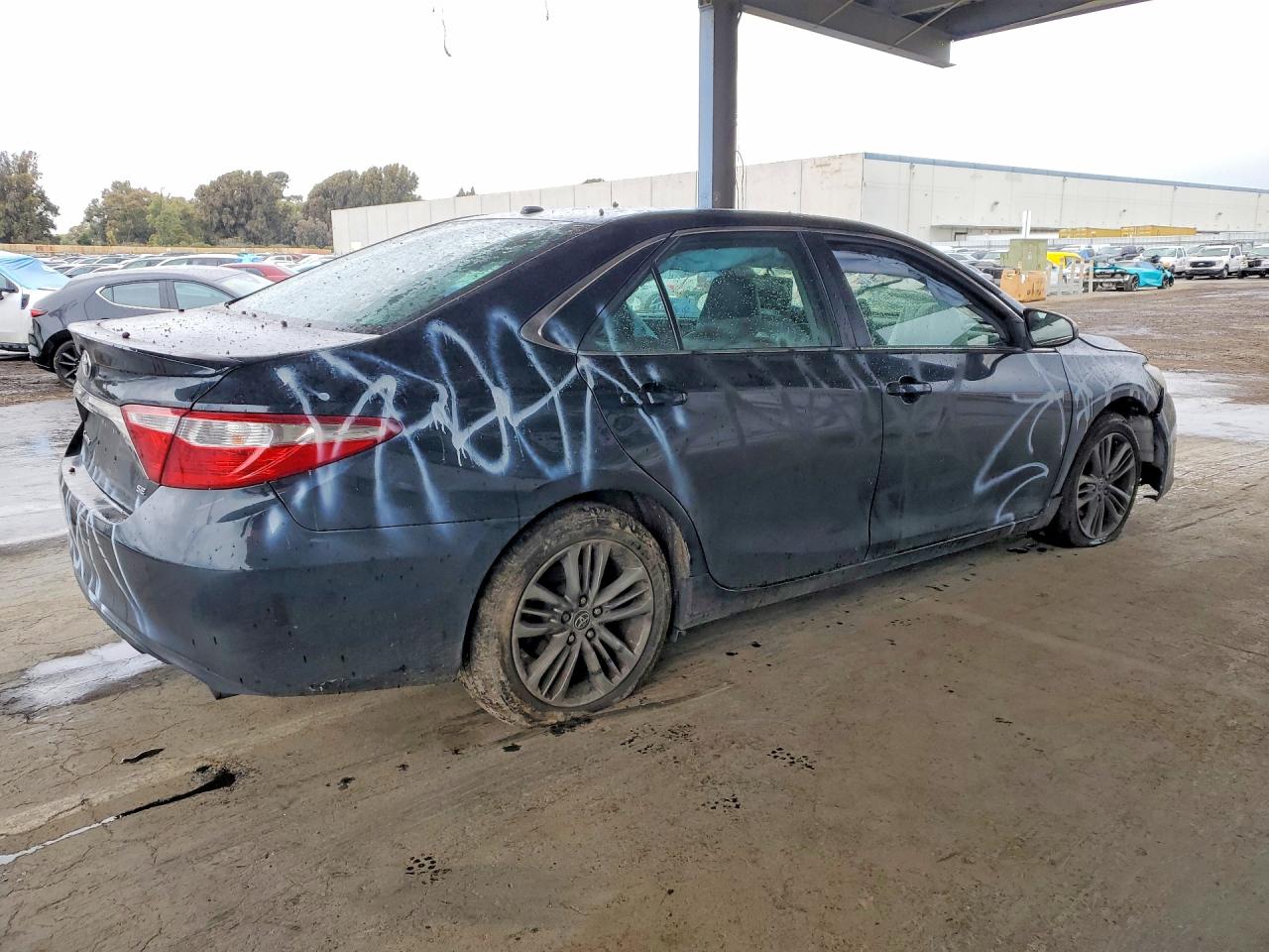 2015 TOYOTA CAMRY LE photo 3