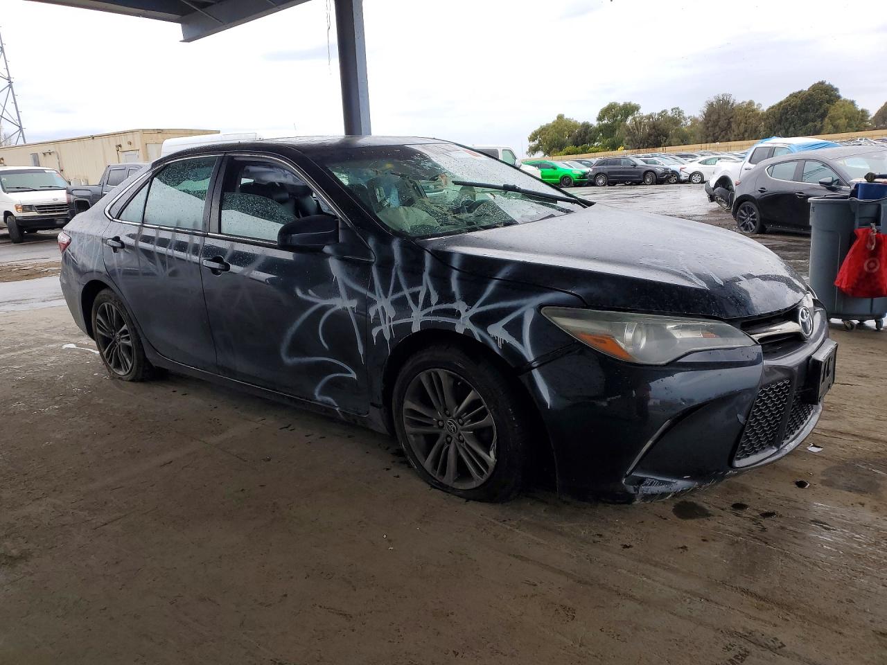 2015 TOYOTA CAMRY LE photo 4