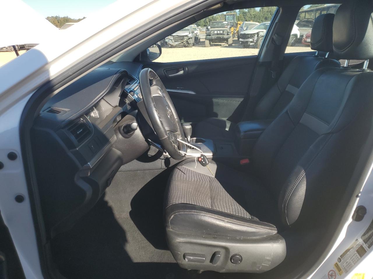 2014 TOYOTA CAMRY photo 19