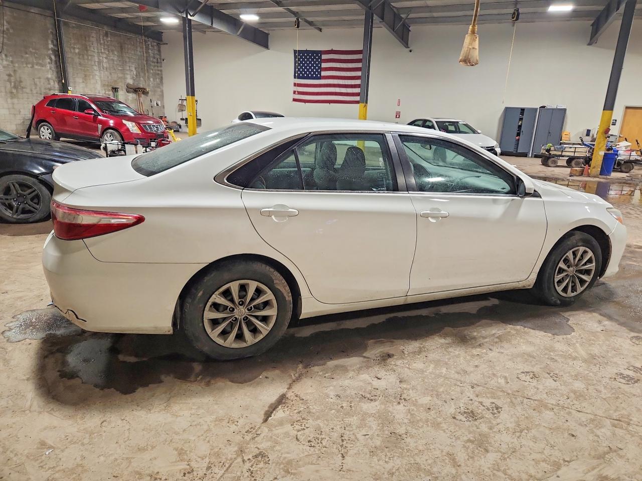 2015 TOYOTA CAMRY LE photo 3