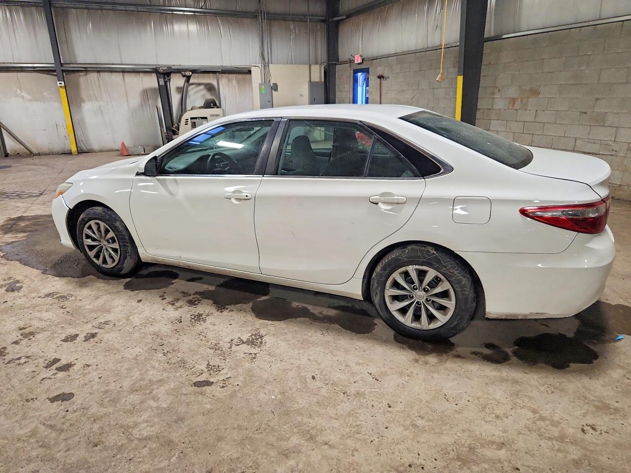 2015 TOYOTA CAMRY LE photo 2