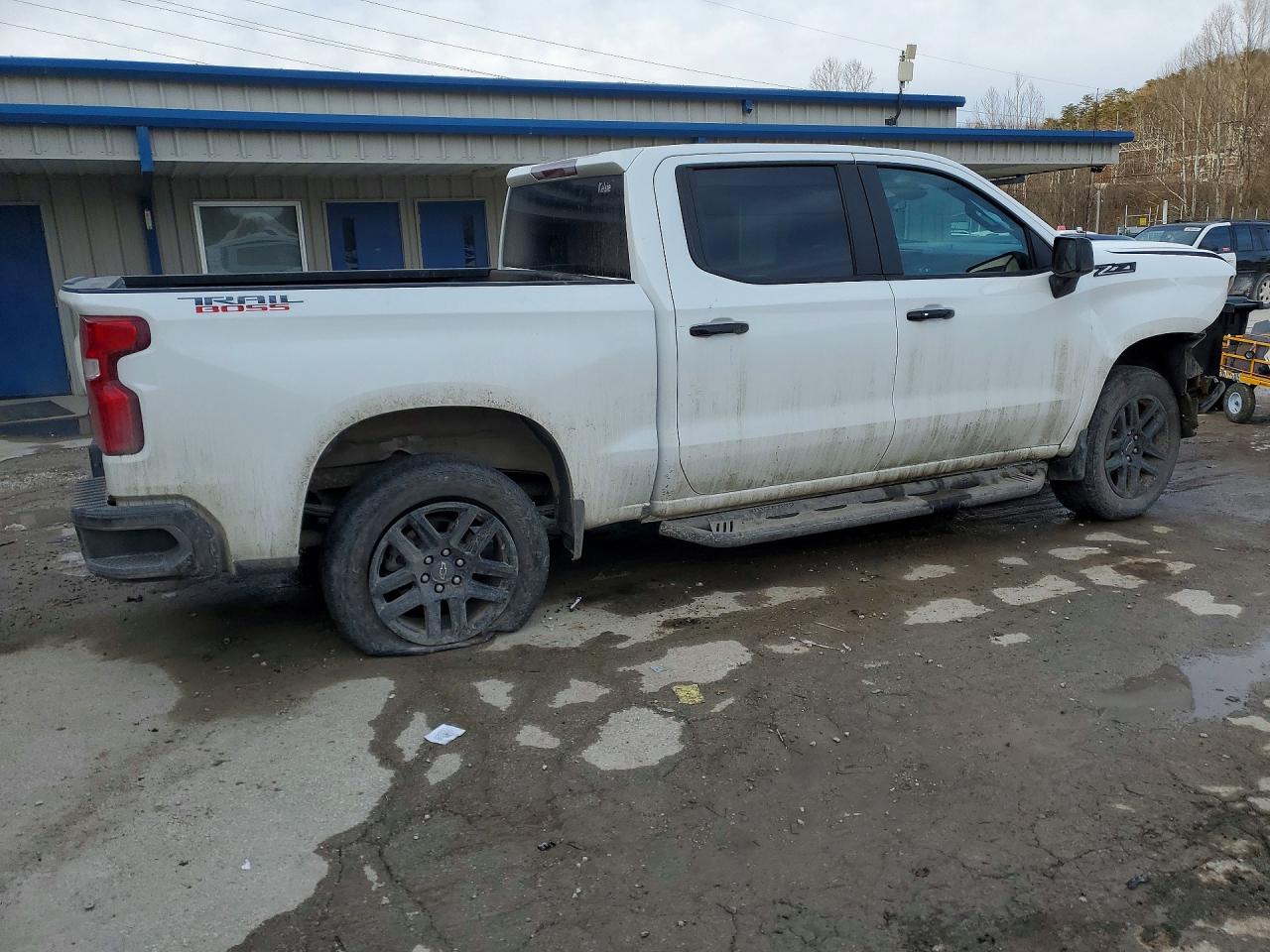 2024 CHEVROLET SILVERADO K1500 LT TRAIL BOSS photo 3