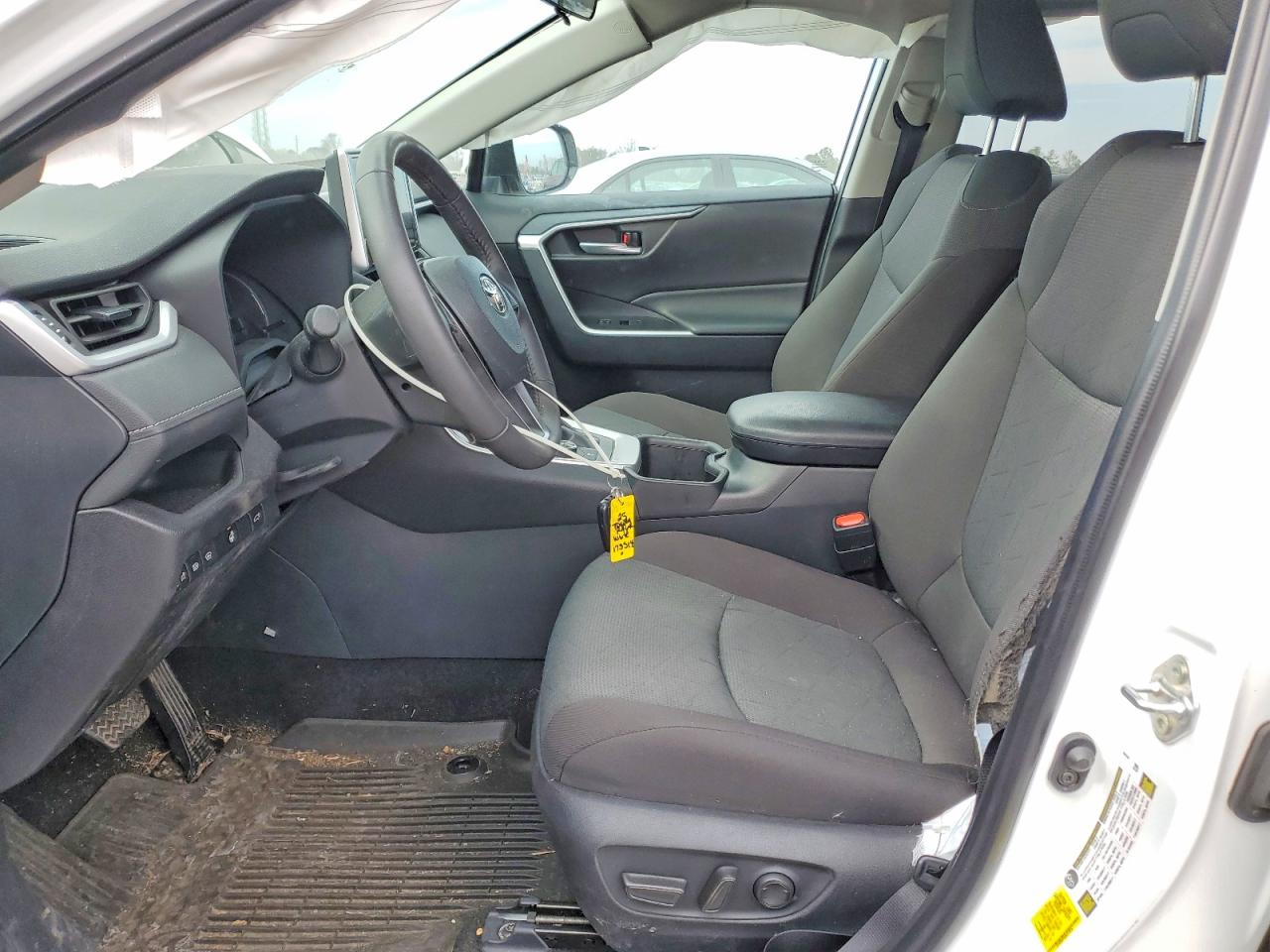2025 TOYOTA RAV4 XLE photo 7
