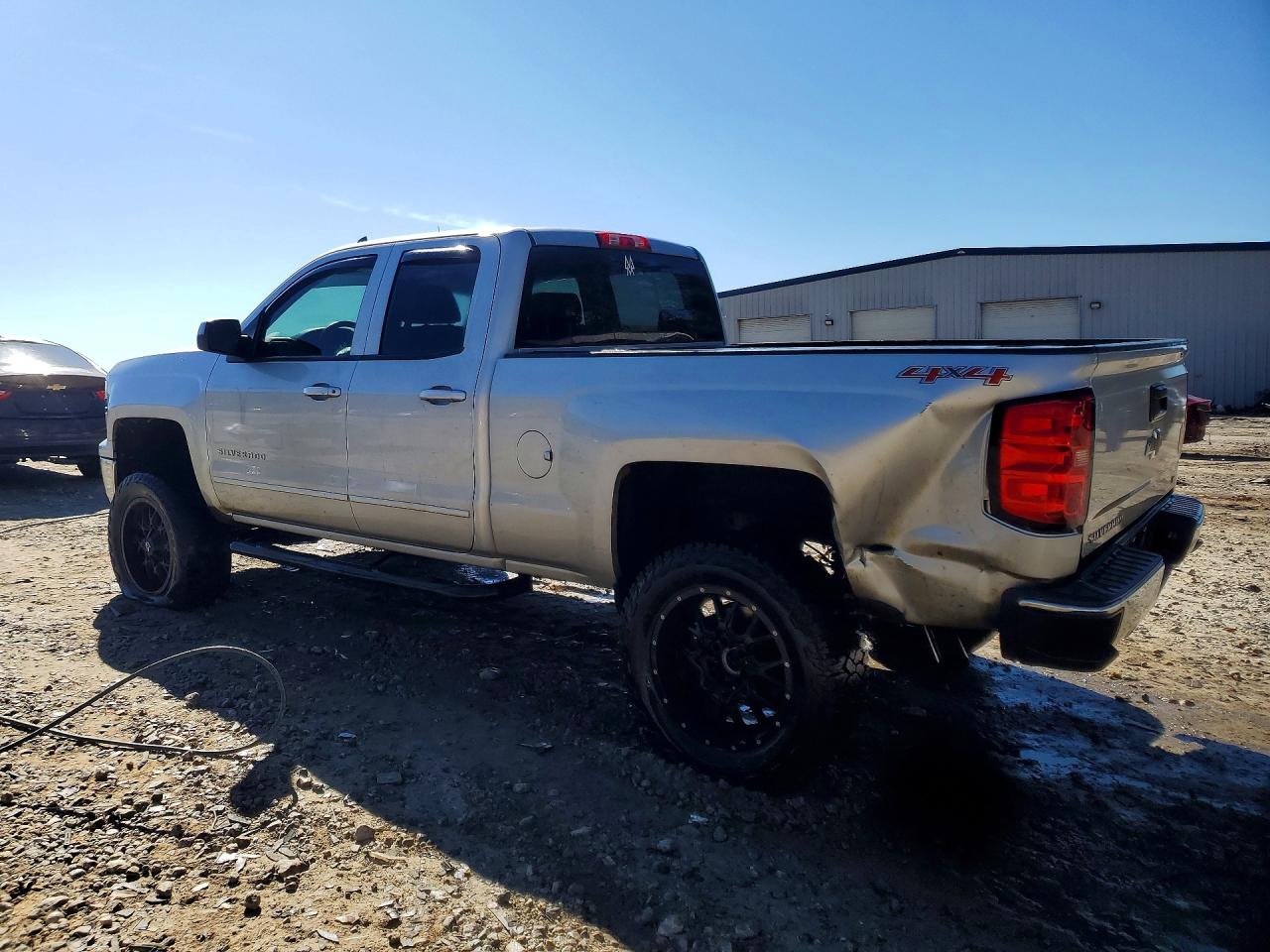 2015 CHEVROLET SILVERADO K1500 LT photo 2