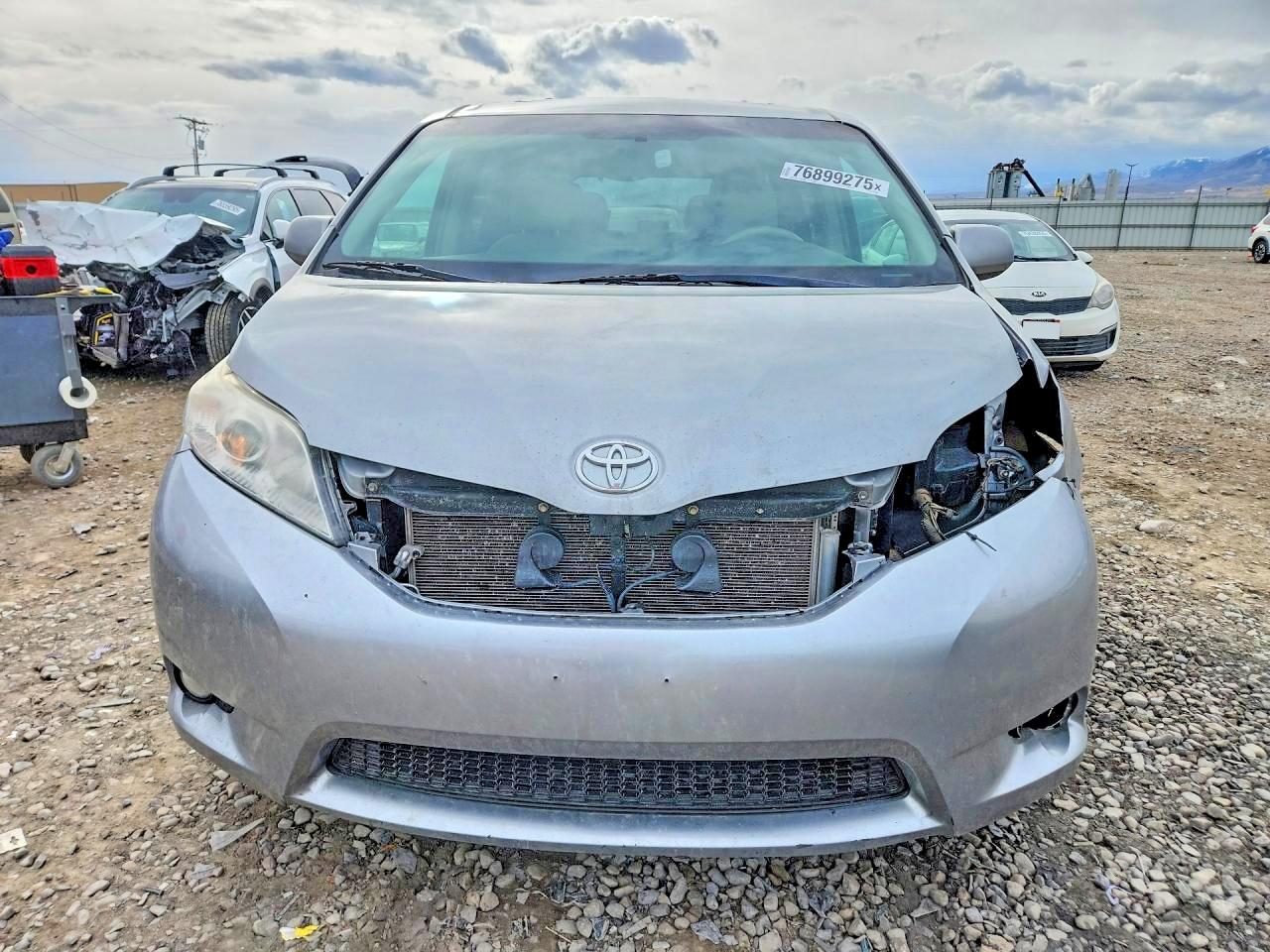 2014 TOYOTA SIENNA XLE photo 9
